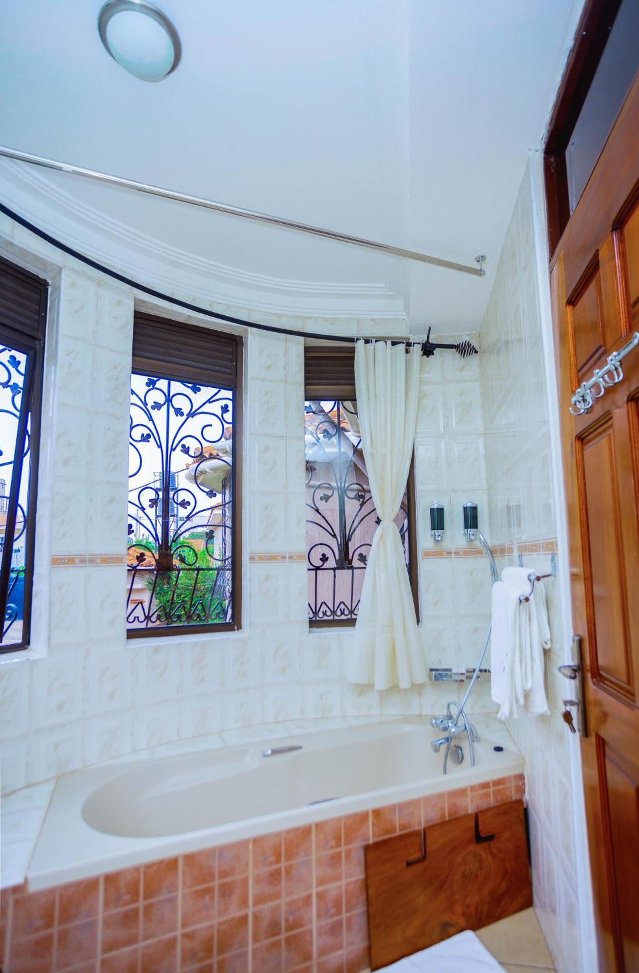 Gazelle Guest House 캄팔라 외부 사진